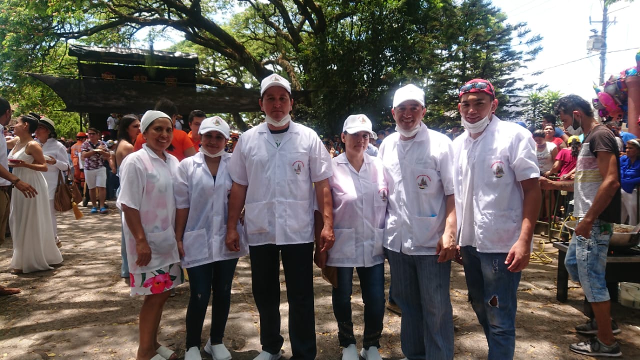 En la foto los productores de quesillo: Mauricio Galindo, Viviana Arias, Bermán Arias Bahamon, Leidy Arias, Genoveva Ceballos.